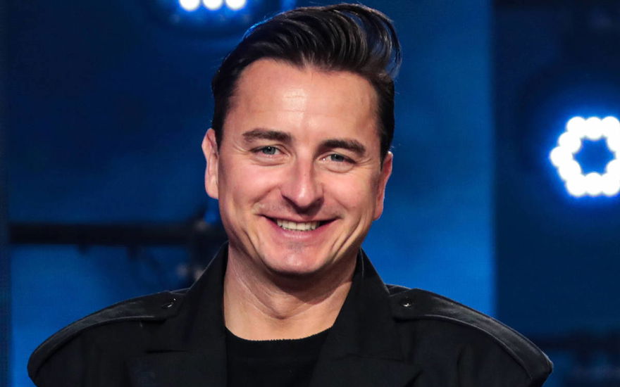 Andreas Gabalier lächelt in Kamera