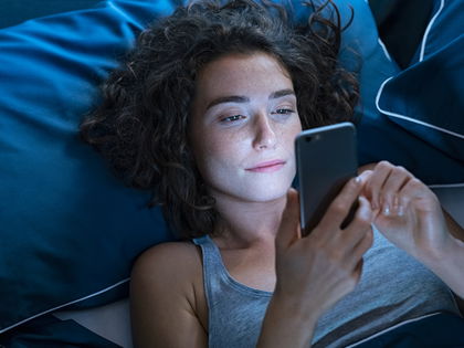 Digital Aging: So schützt du dich vor Hautalterung durch blaues Licht