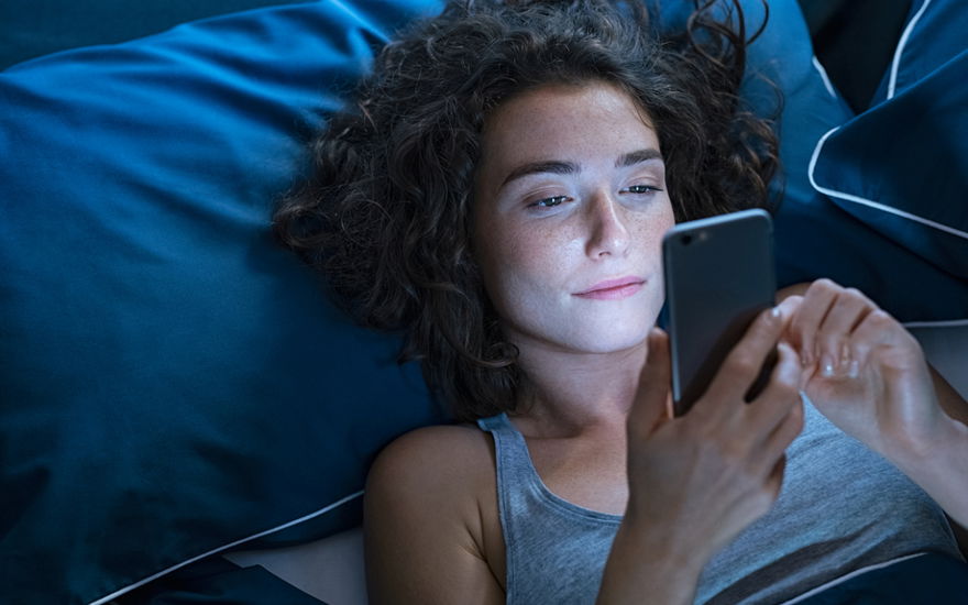 Frau schaut auf Handy-Bildschirm