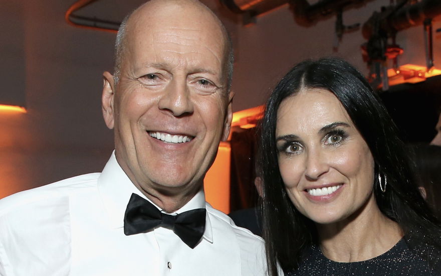 Bruce Willus und Demi Moore lächeln