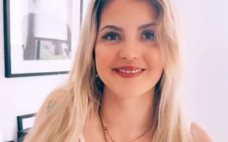 Ina von "Couple on Tour" lacht