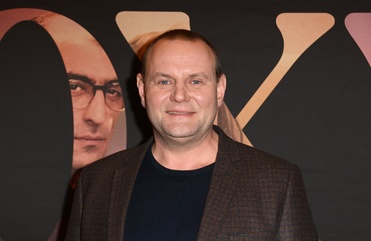 Devid Striesow posiert vor einer dunklen Wand