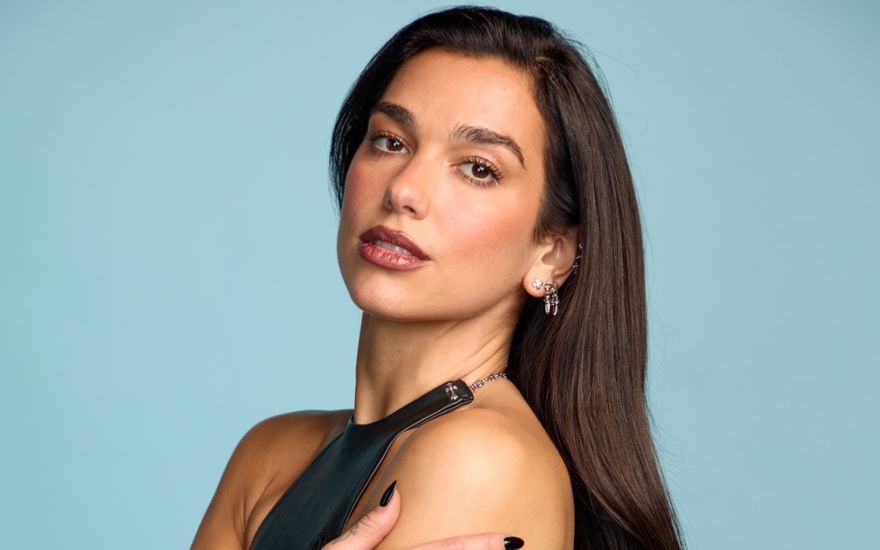 Dua Lipa vor blauem Hintergrund