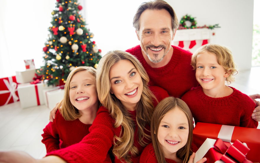 Familie macht weihnachtliches Selfie