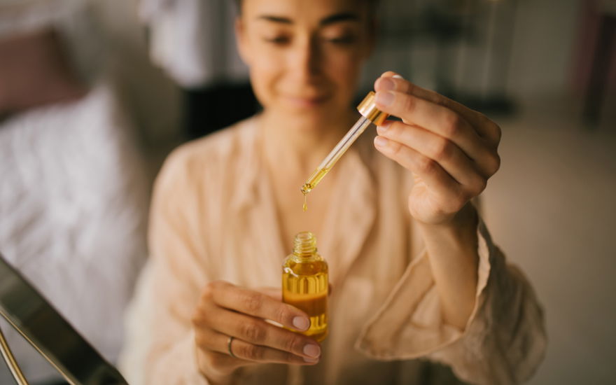Frau mit Pipette Gesichtsöl