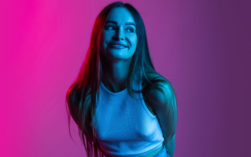 Frau im holographischen Licht