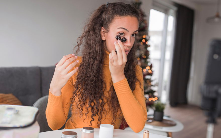 Frau bei Augen-Massage