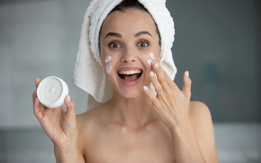 Frau freut sich mit Creme