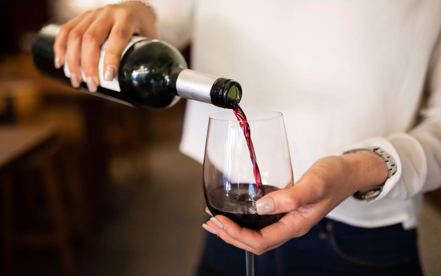 Frau mir Rotwein