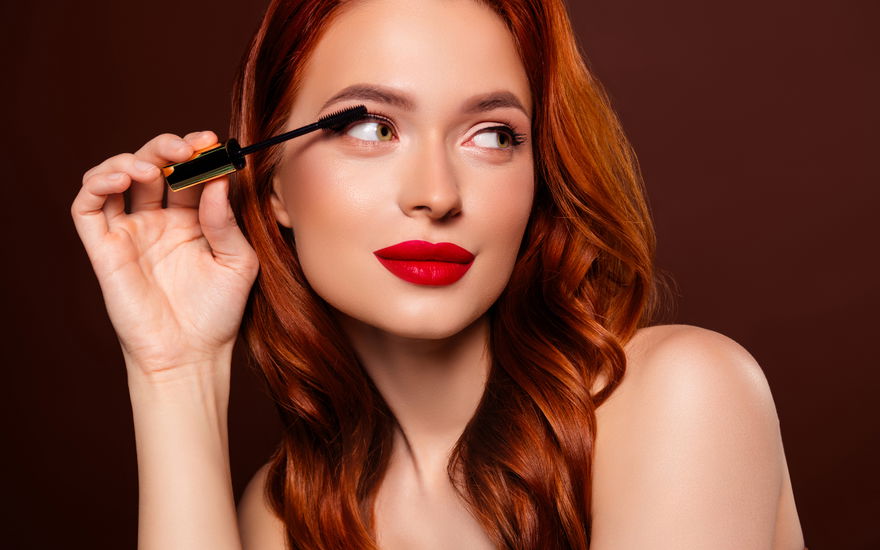 Frau malt Wimpern an