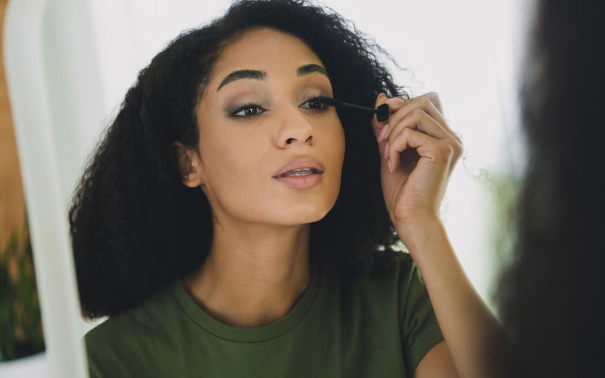 Frau Mascara auftragen