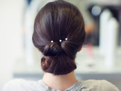 Bye, bye Haarklammern! Für den "French Twist" brauchst du dieses Haaraccessoire