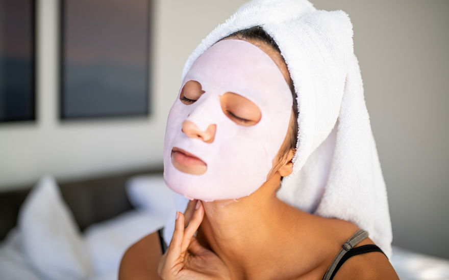Frau mit Gesichtsmaske