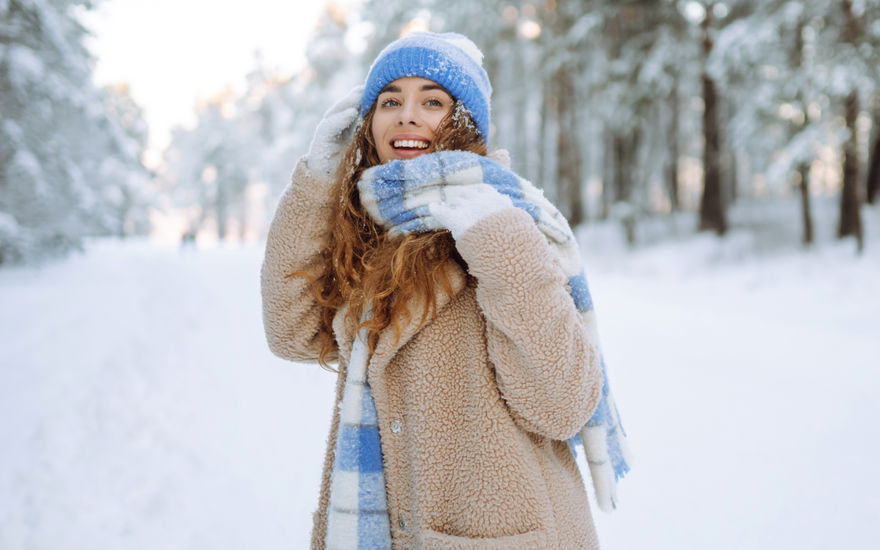 Frau im Winterwald
