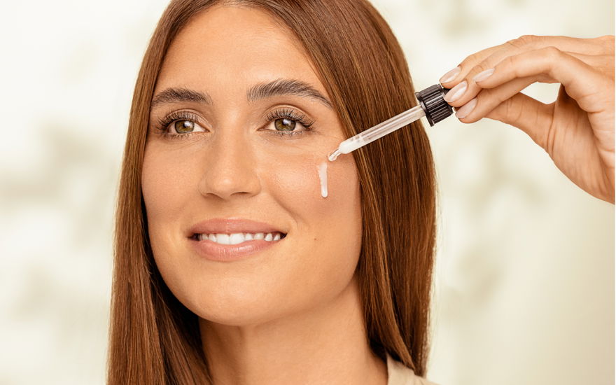 Frau mit Serum-Pipette