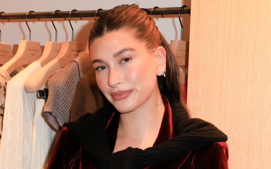 Hailey Bieber vor Kleiderständer