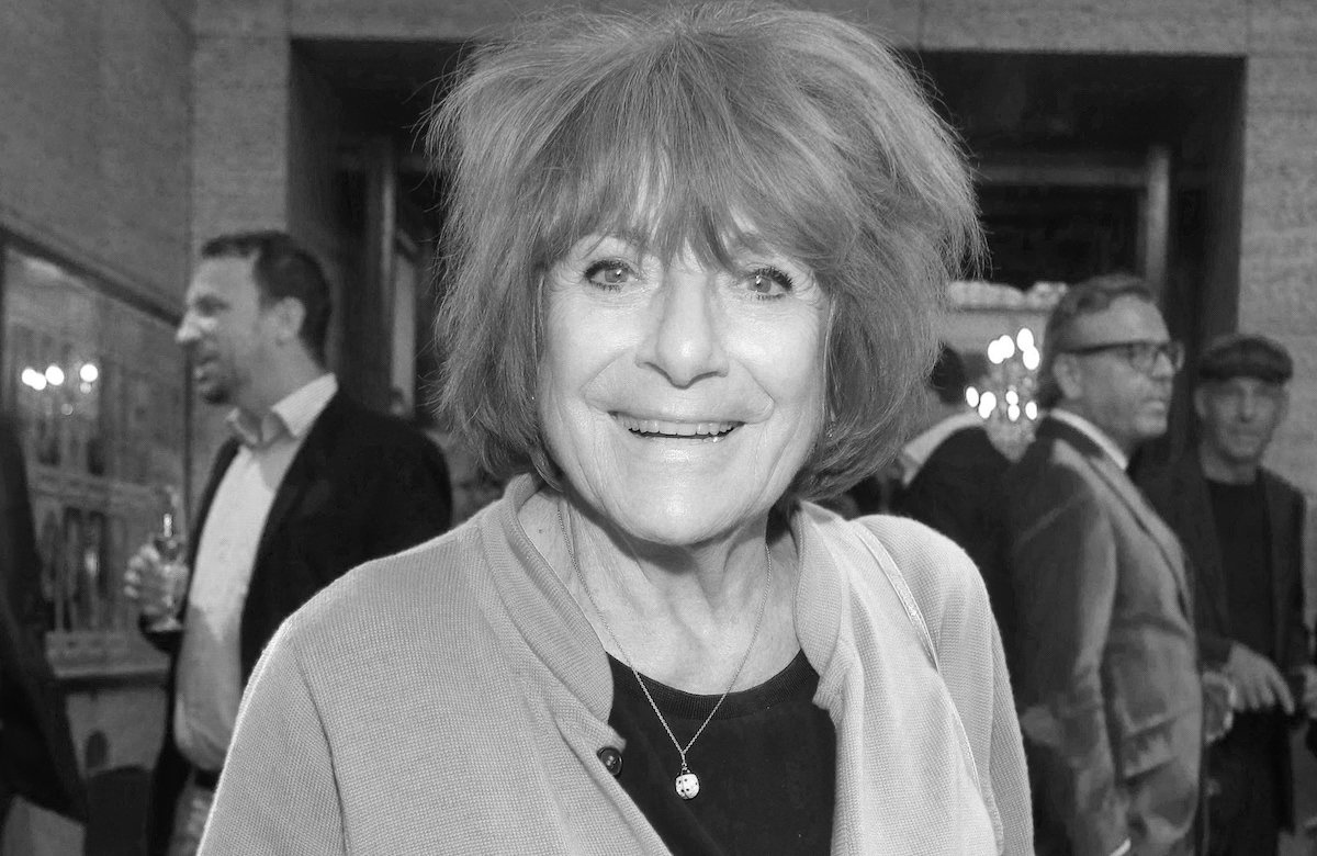 Hannelore Hager lächelt schwarz-weiß