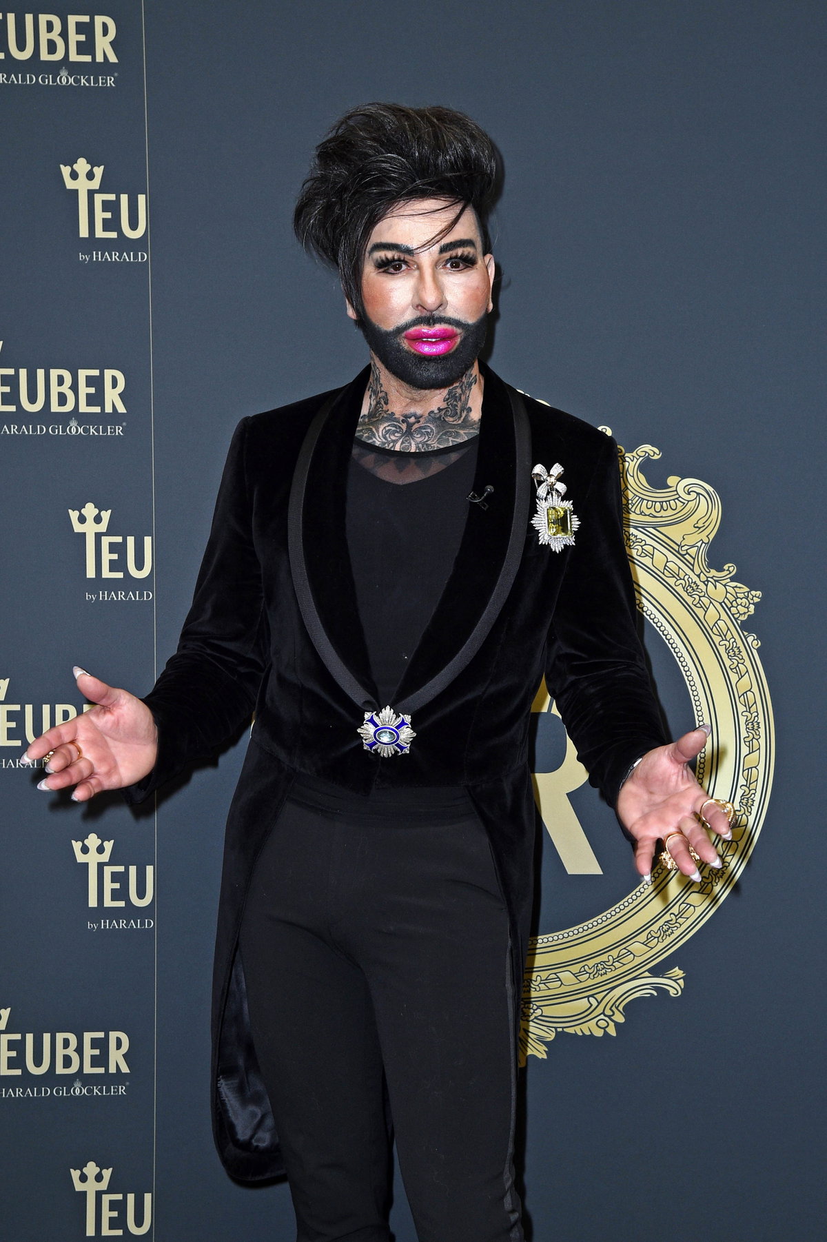 Harald Glööckler mit pinken Lippen und längeren Haaren