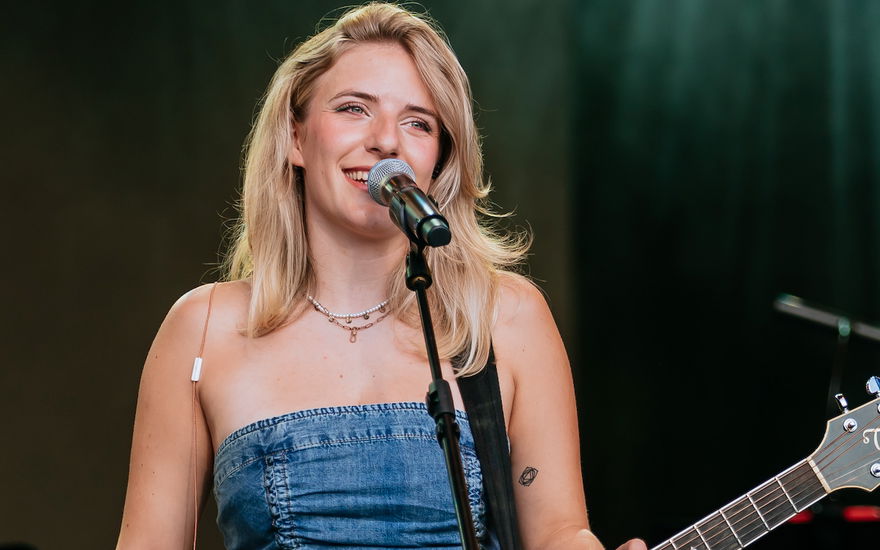 Johanna Mross singt