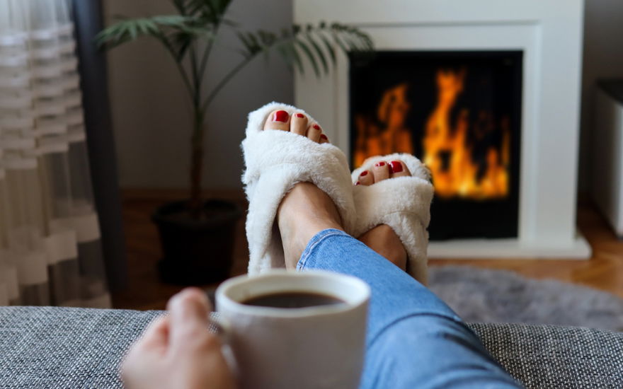 Frau vor kamin