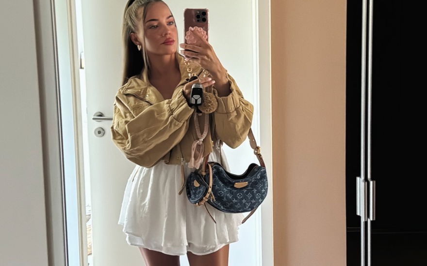 Laura Maria Rypa macht Selfie vor Spiegel