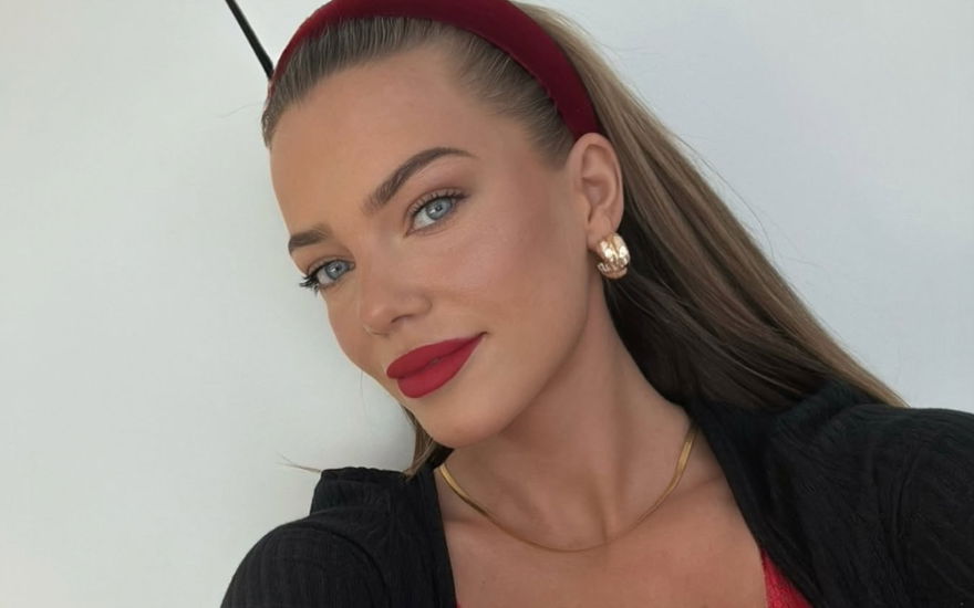 Laura Maria Rypa Selfie mit roten Lippen