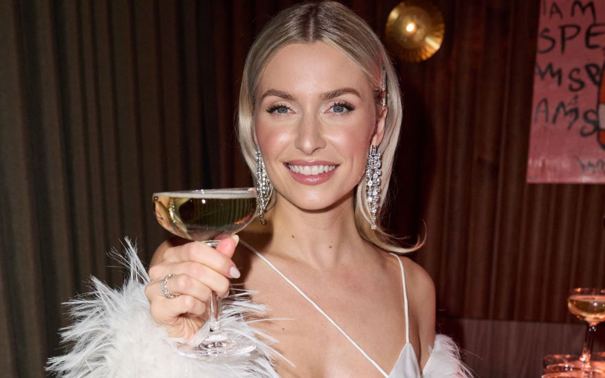 Lena Gercke mit Sektglas