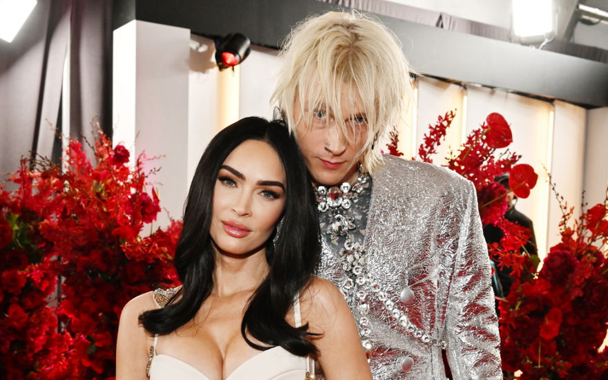 Megan Fox & Machine Gun Kelly, rote Blumen im Hintergrund