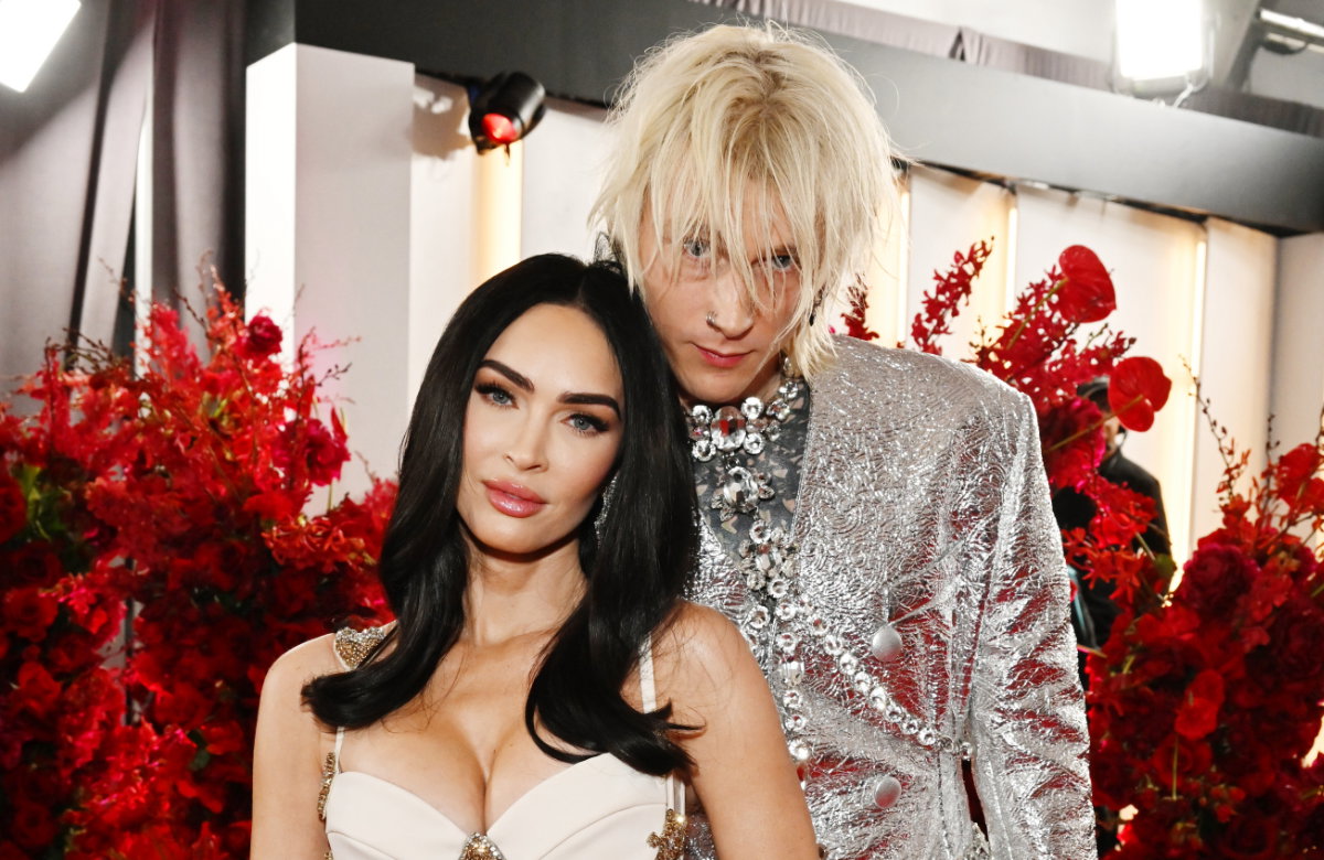 Megan Fox & Machine Gun Kelly, rote Blumen im Hintergrund