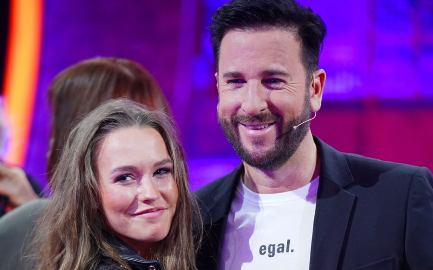 Laura Müller und Michael Wendler lachen