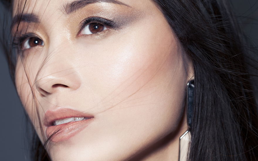 Frau Augen-Make-up metallisch