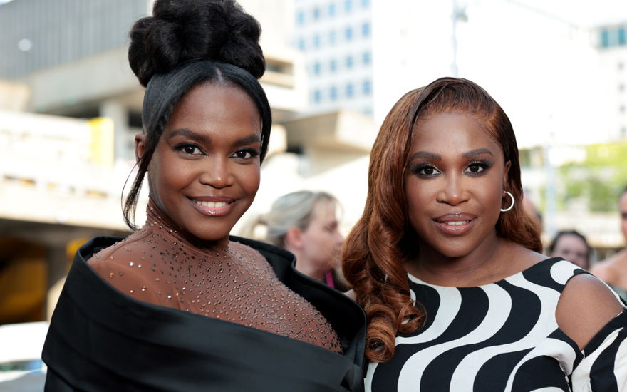 Oti und Motsi Mabuse posieren zusammen