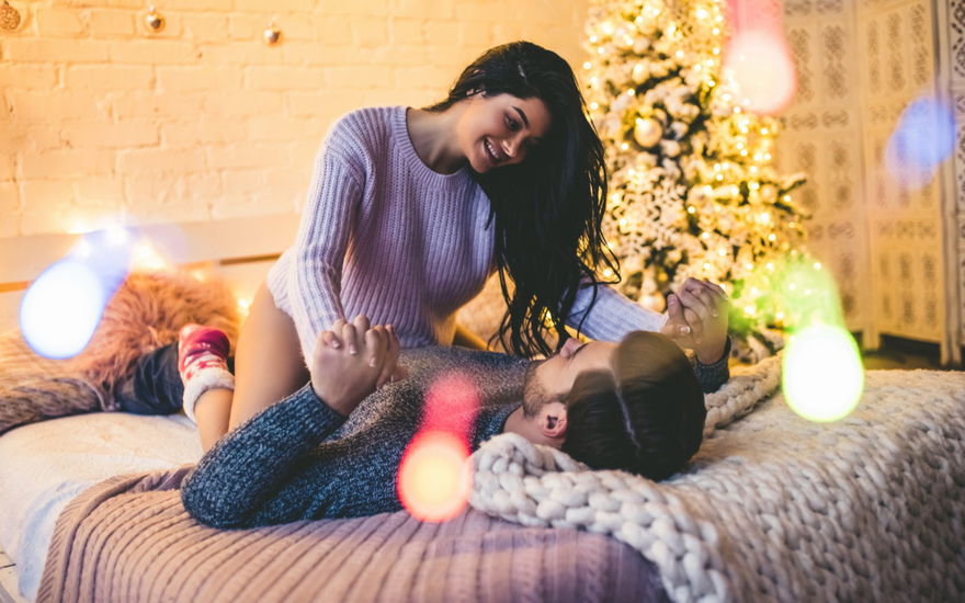 Paar auf Bett weihnachtsdeko