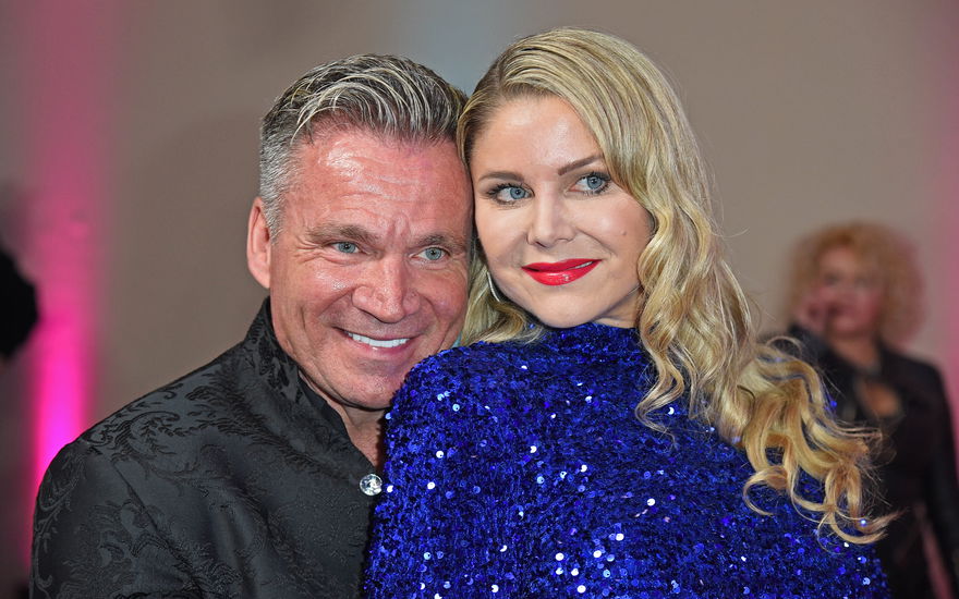 Peter Klein und Yvonne Woelke posieren Arm in Arm