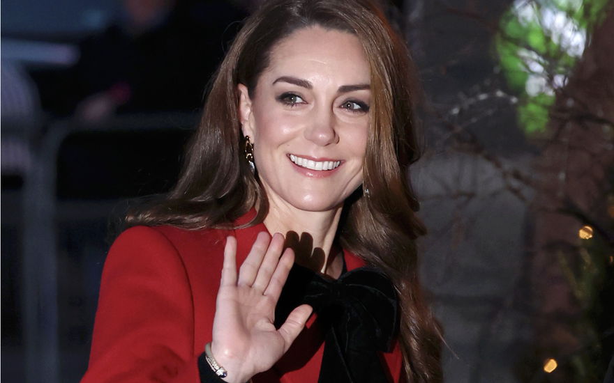 Prinzessin Kate strahlt und grüßt in die Mange