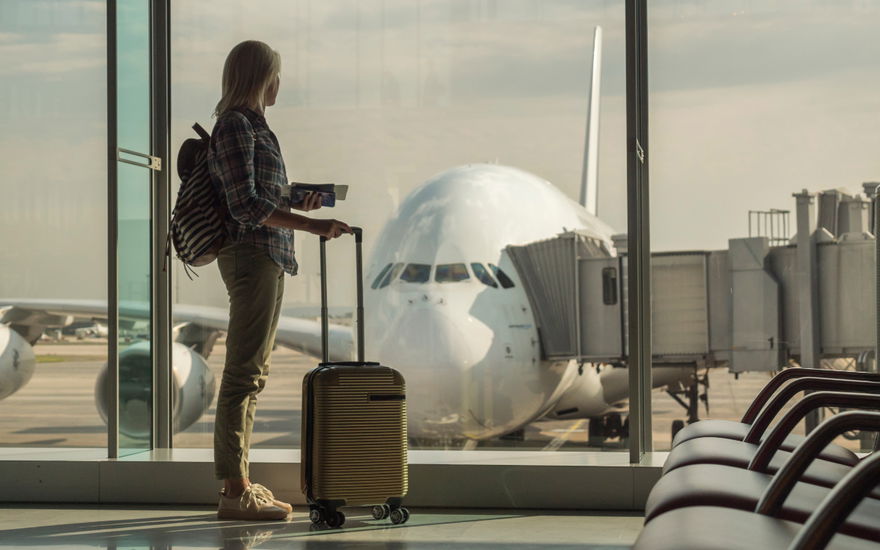 Frau am Flughafen