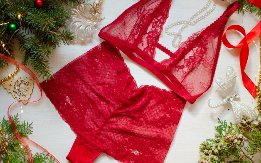 Rote Dessous mit Schmuck