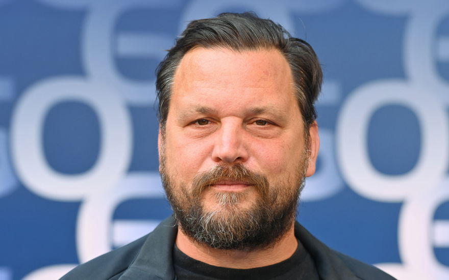 Sascha Alexander Geršak, blauer Hintergrund