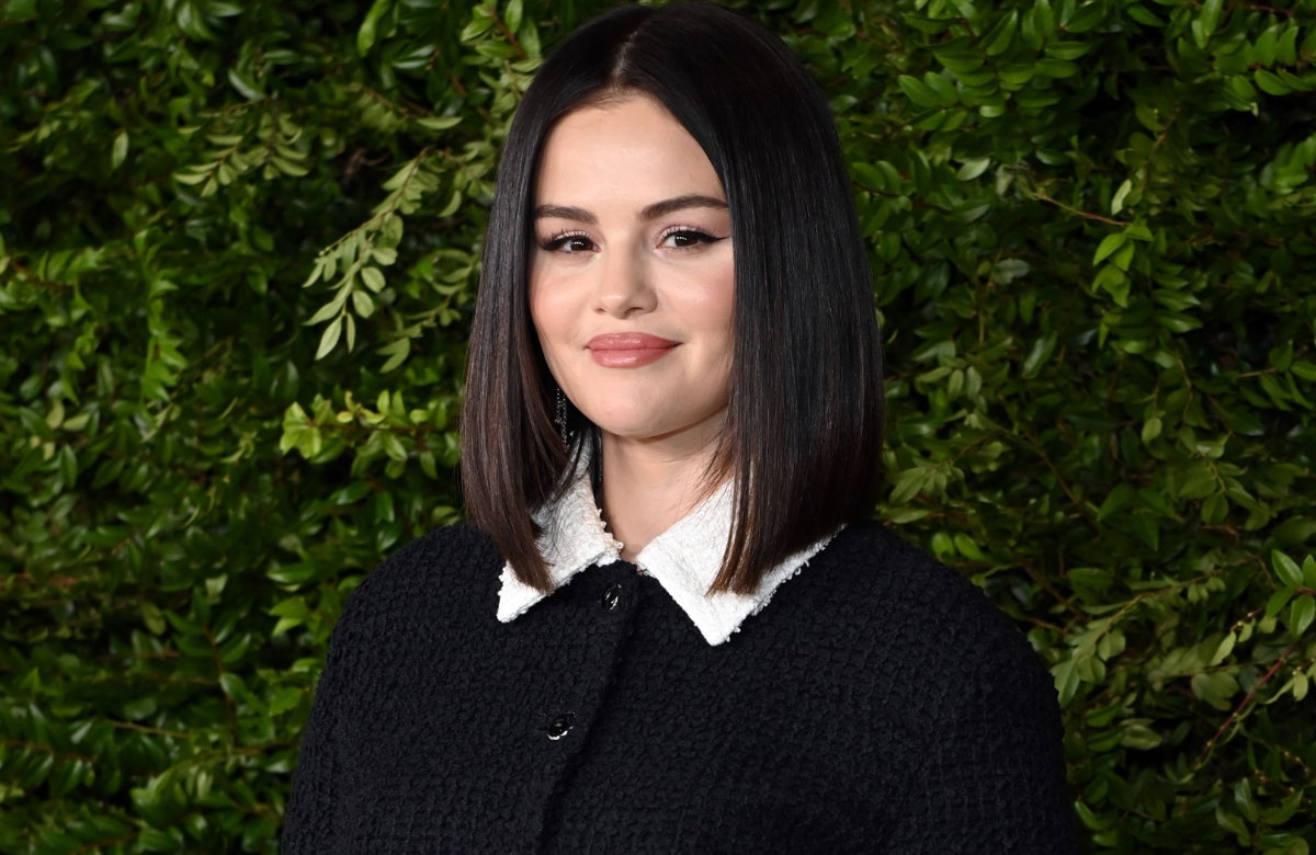 Selena Gomez vor Hecke