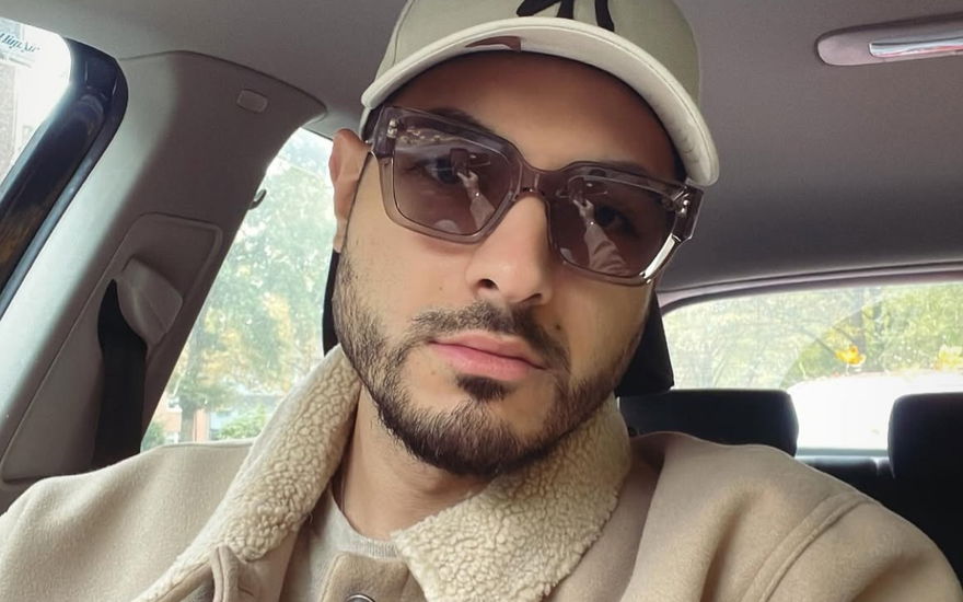 Tinush mit Sonnenbrille im Auto