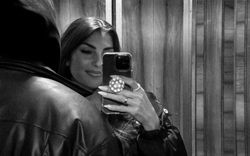 Yeliz Koc macht ein Selfie mit Jannik Kontalis