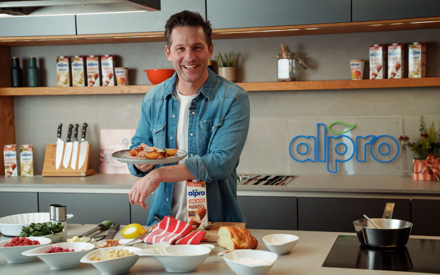 Alexander Kumptner lacht für Alpro