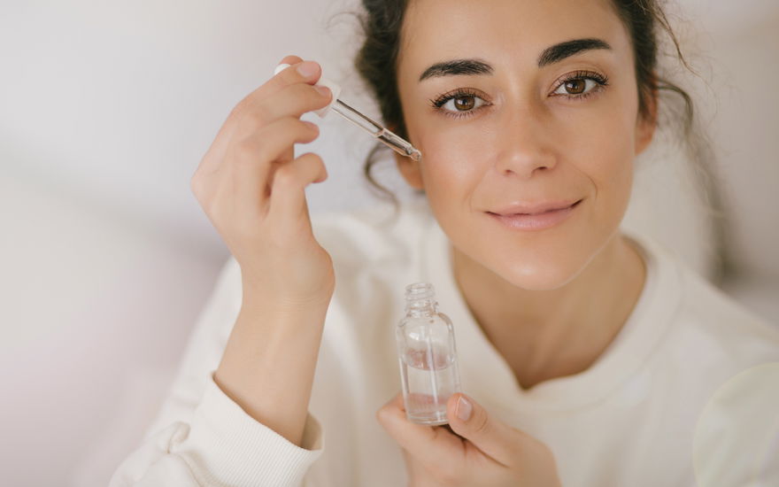 Frau trägt Anti-Aging-Serum auf
