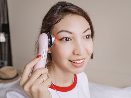 Anti-Aging: Mit diesem LED-Stab glätten Hollywoodstars ihre Falten in 5 Minuten