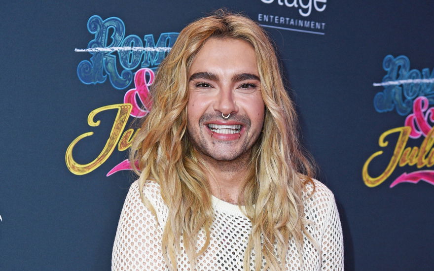 Bill Kaulitz strahlt