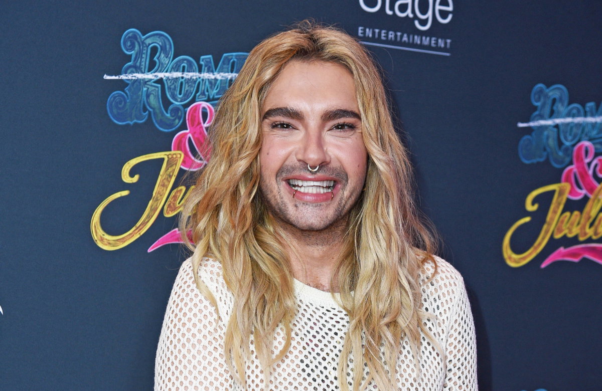 Bill Kaulitz strahlt