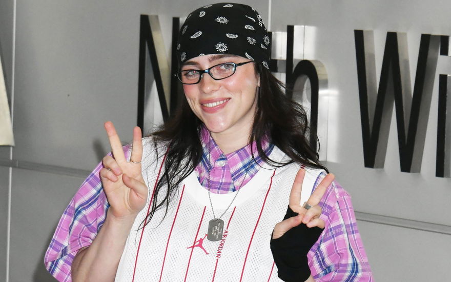 billie eilish mit brille und bandana