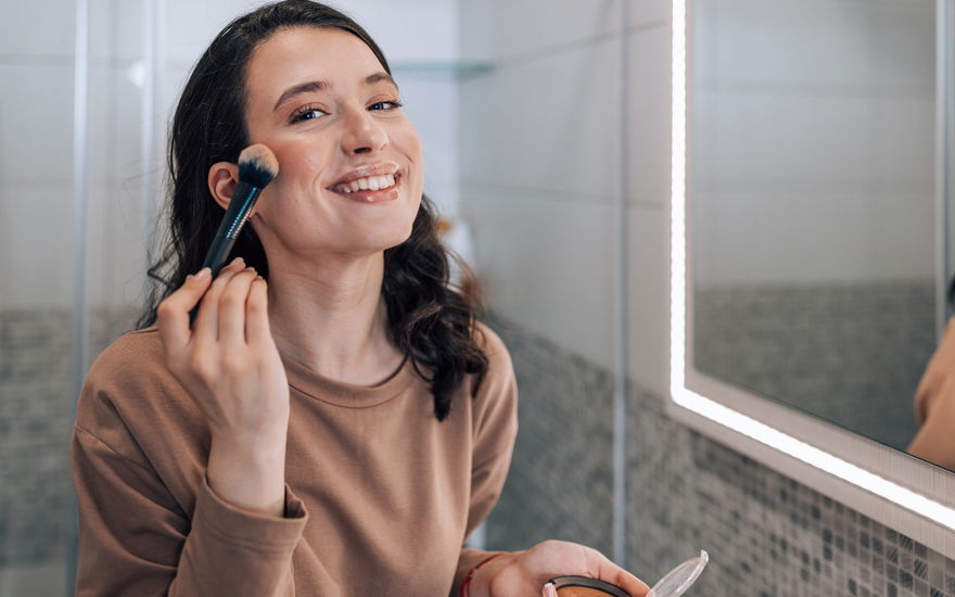 Frau trägt Blush auf