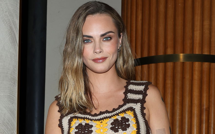 Cara Delevingne lächelt im häkeltop
