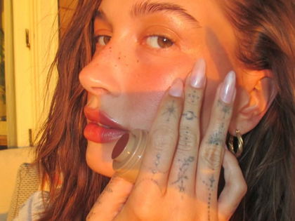 Maniküre-Trend 2025: Dieser 2-Euro-Nagellack schenkt dir Chrome Nails à la Hailey Bieber